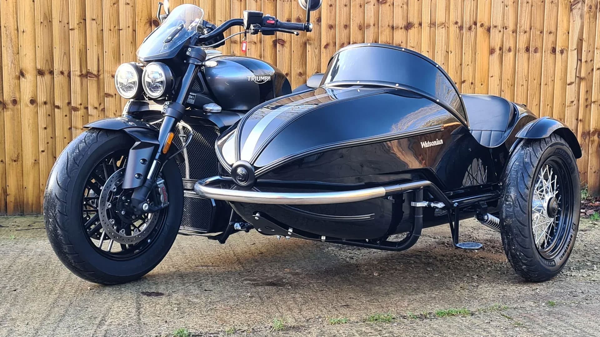 ឈុតរ៉ឺម៉កចំហៀង Watsonian ពី Triumph Rocket 3