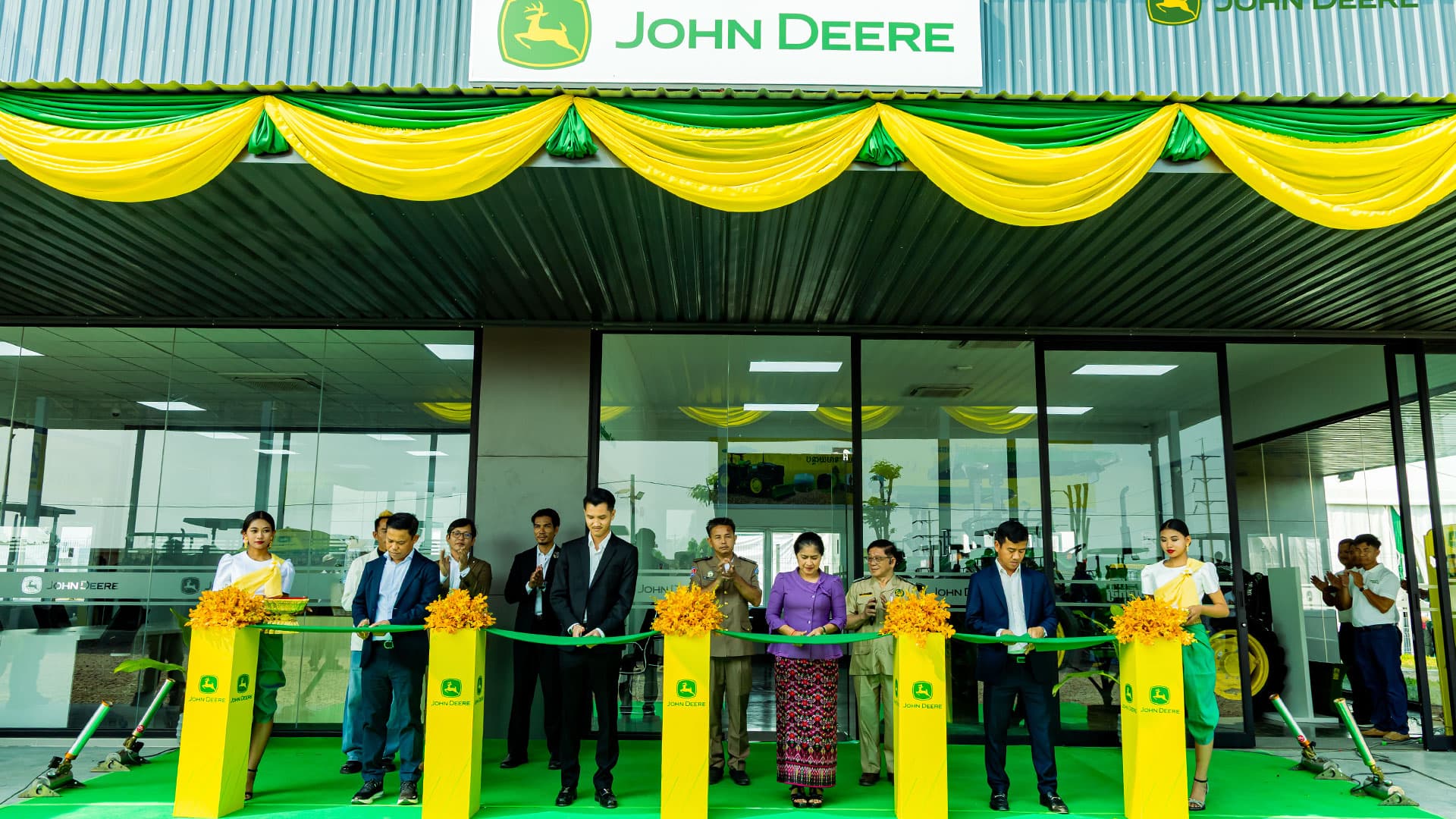 ការសម្ពោធជាផ្លូវការអគារតាំងបង្ហាញថ្មីត្រាក់ទ័រ ចនឌារ ខេត្តបន្ទាយមានជ័យ ក្រុងសិរីសោភណ័