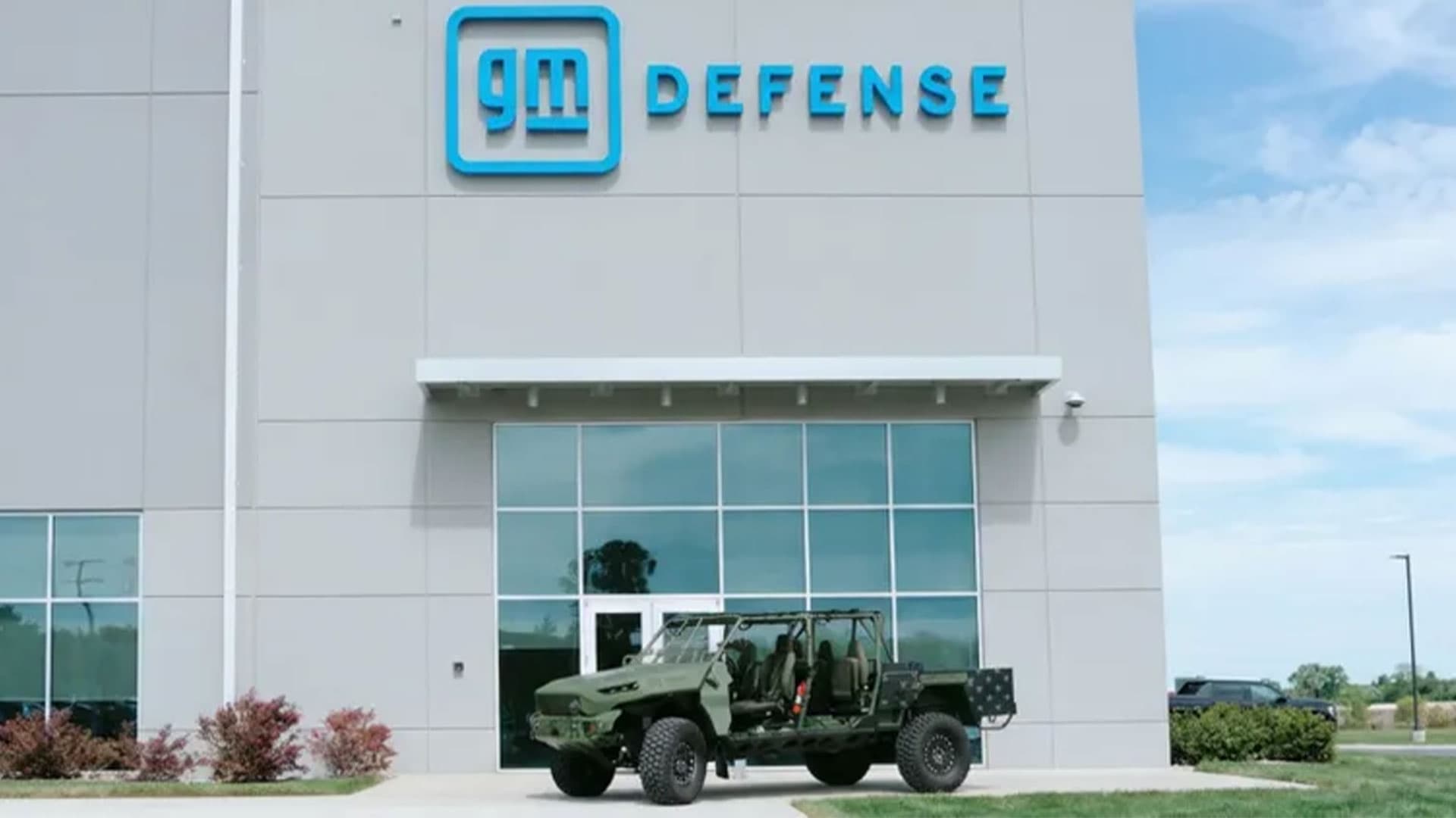 រថយន្ត GM Defense ISV-U ឆ្នាំ 2026 នឹងត្រូវដាក់ដេញថ្លៃនៅ Barrett-Jackson ដើម្បីស្វែងរកមូលនិធិសប្បុរសធម៌