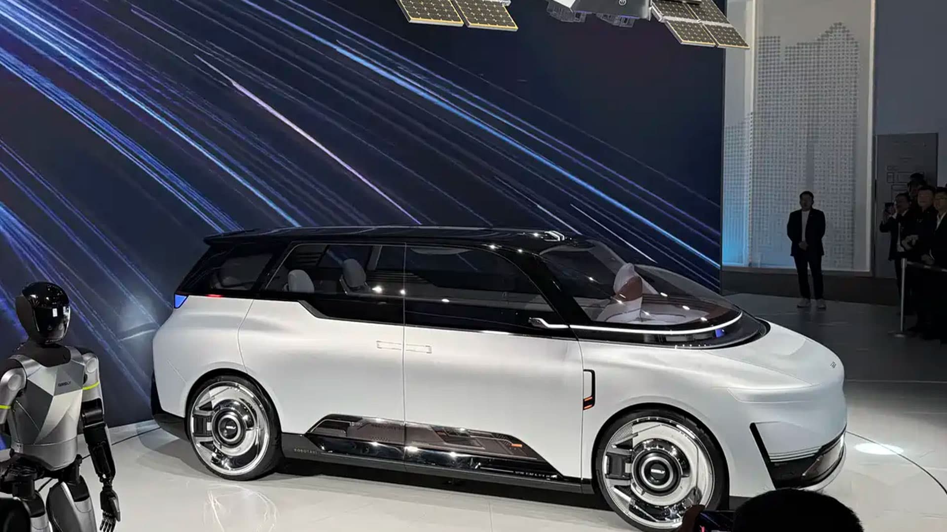 Geely បង្ហាញរូបរាងរថយន្ត Robotaxi ដំបូងបង្អស់របស់ចិនដែលមានលក្ខណៈដូច Waymo ក្នុងពិព័រណ៍រថយន្តក្រុងប៉េកាំងឆ្នាំ 2026