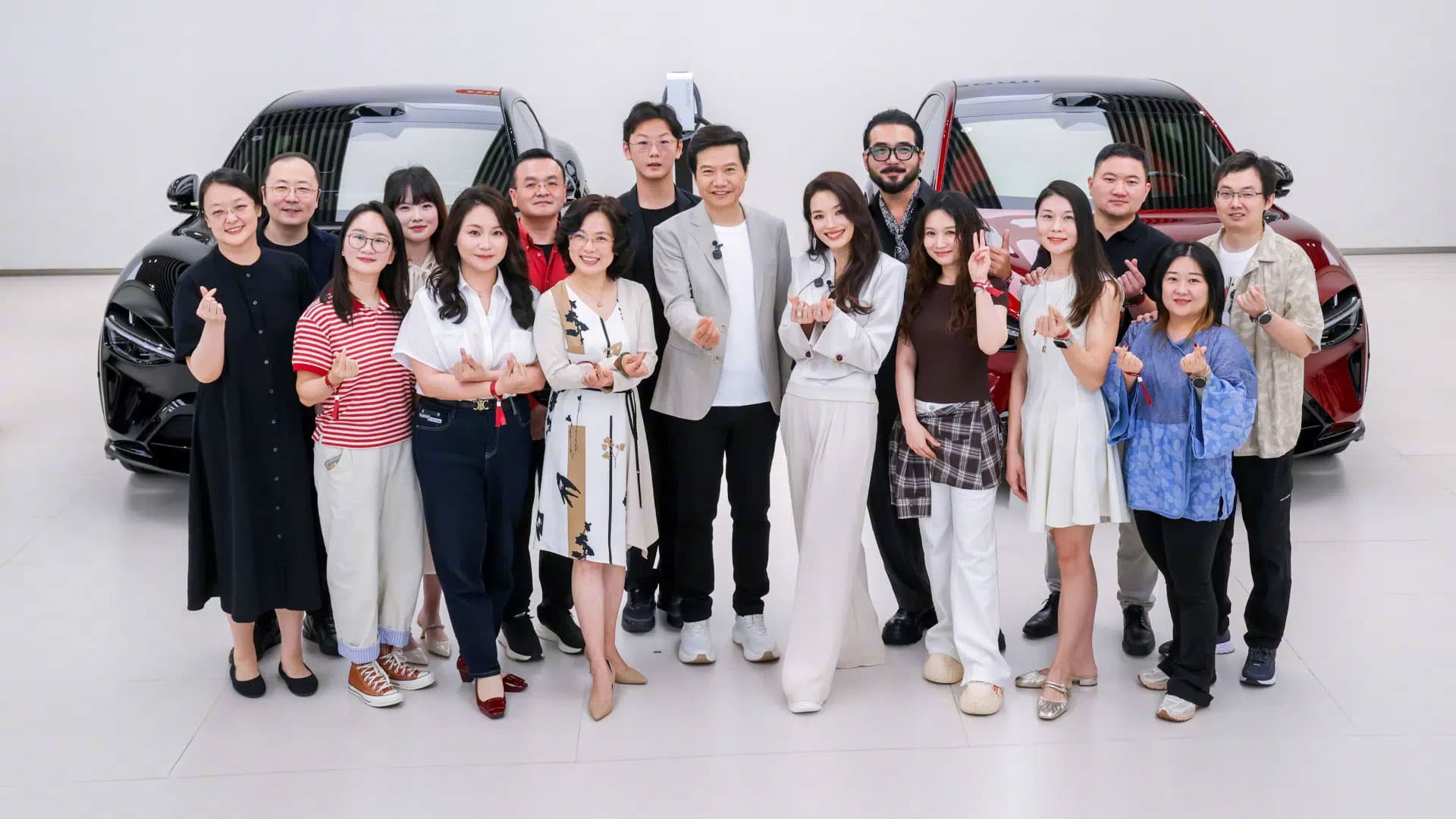 ស្ថាបនិកក្រុមហ៊ុន Xiaomi លោក Lei Jun បានប្រគល់រថយន្ត Crossover ម៉ូដែល YU7 GT ចំនួន ៦ គ្រឿង ជូនដល់អតិថិជនដំបូងគេបង្អស់