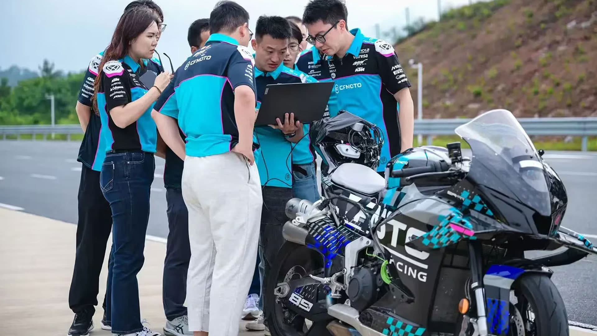 ក្រុមហ៊ុន CFMoto បង្ហាញពីសក្តានុពលល្បឿន 315គីឡូម៉ែត្រ/ម៉ោង របស់ម៉ូឌែល V4 SR-RR